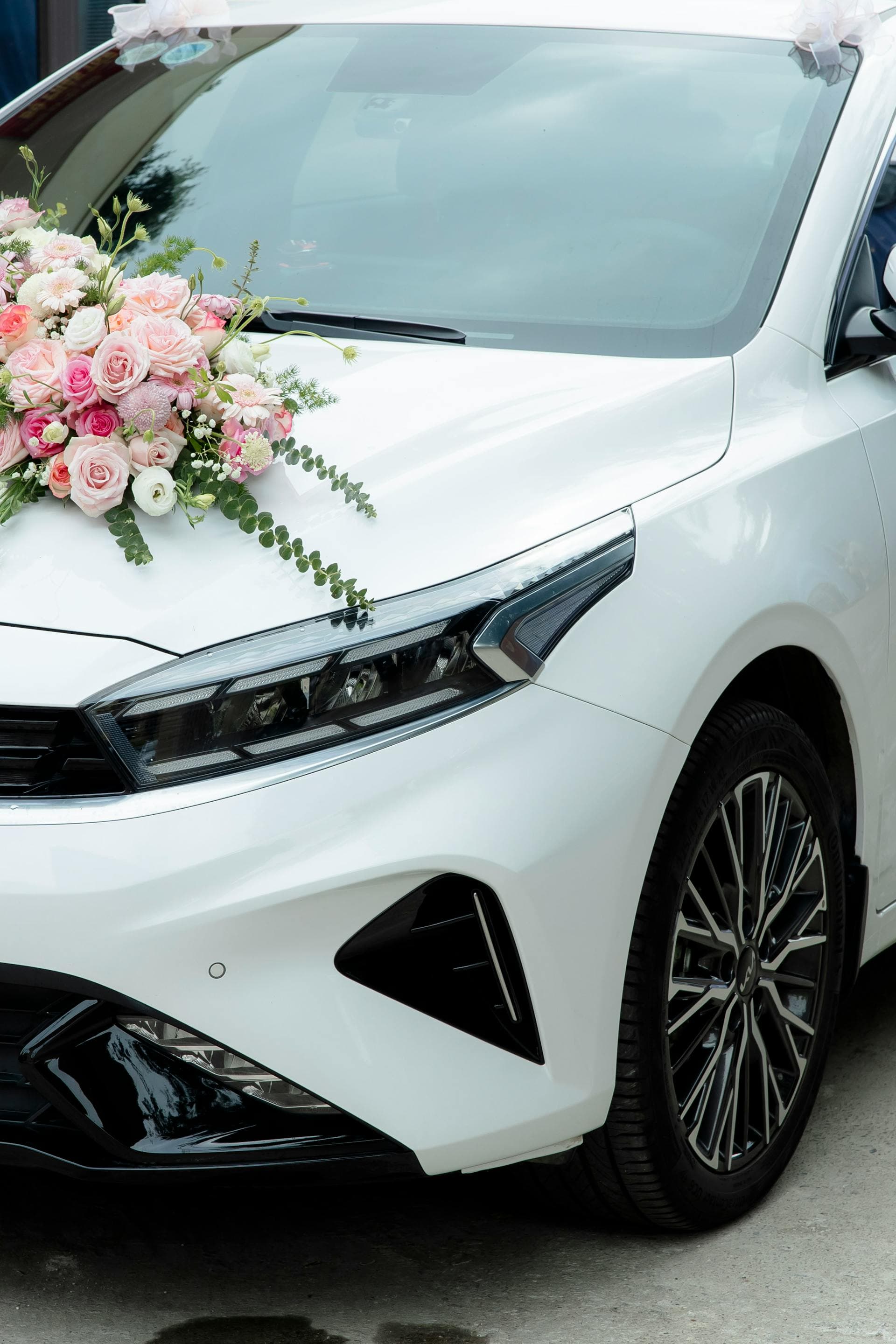 White wedding car with pink and white floral arrangement, Adelaide decoration ideas