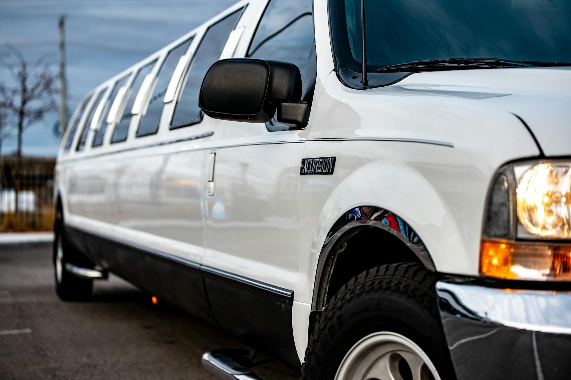 White classic stretch limousine, Adelaide limo hire for 8 to 11 passenger groups